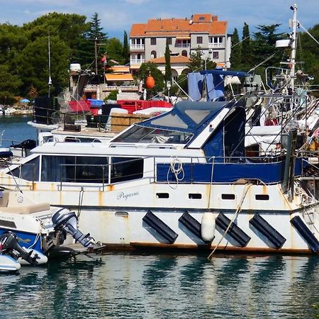 Pegazus Hotel Omisalj Bagian luar foto