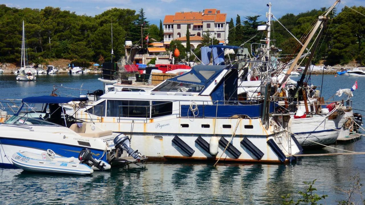 Pegazus Hotel Omisalj Bagian luar foto